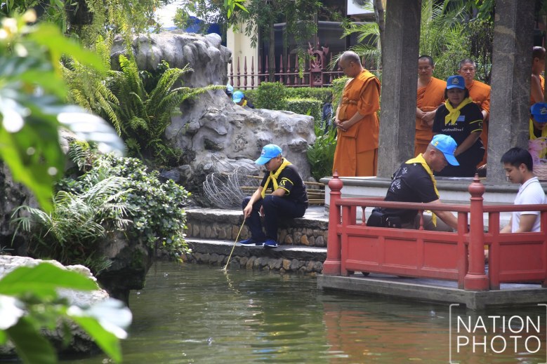 ‘พระองค์ที’ ทรงทำกิจกรรมจิตอาสาวัดประยุรวงศาวาส