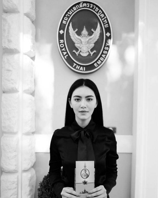 "ปู-ใหม่" ตัวไกลแต่ใจภักดี วางดอกไม้จันทน์ที่ต่างแดน