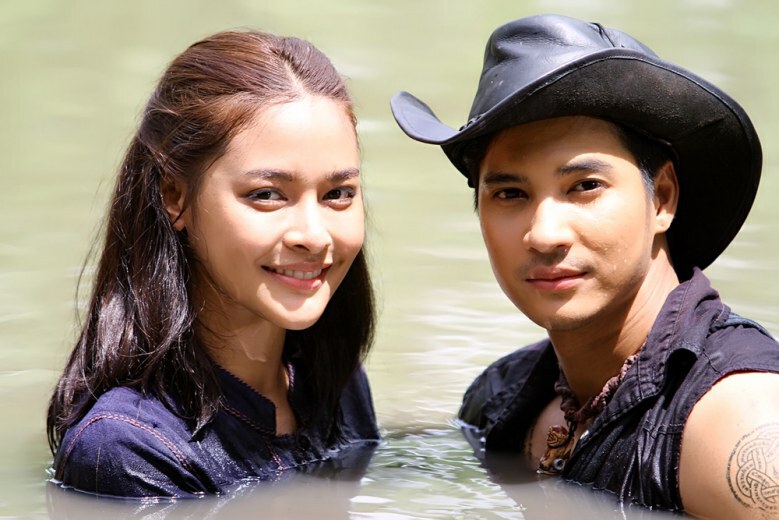 "ไมค์-ปุ๊กลุก" โชว์หวานสะท้านคุ้งน้ำ