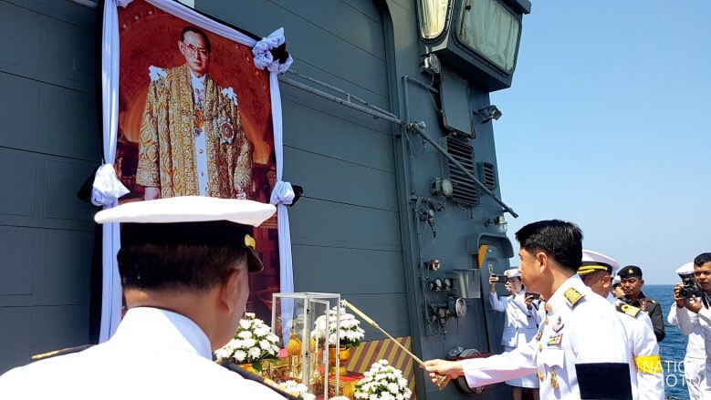 เรือรบหลวงตากสินล่องทะเลลอยเถ้าดอกไม้จันทน์