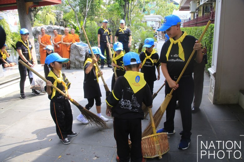 ‘พระองค์ที’ ทรงทำกิจกรรมจิตอาสาวัดประยุรวงศาวาส