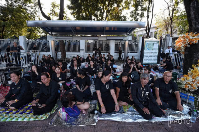 ฟ้าสางที่สนามหลวง