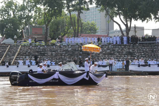 พิษณุโลก-ประกอบพิธีลอยเถ้าดอกไม้จันทน์ในแม่น้ำน่านหน้าวัดใหญ่