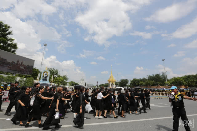 แง่คิดจาก "เอนก เหล่าธรรมทัศน์"
คุณภาพคนไทย จากงานพระบรมศพ