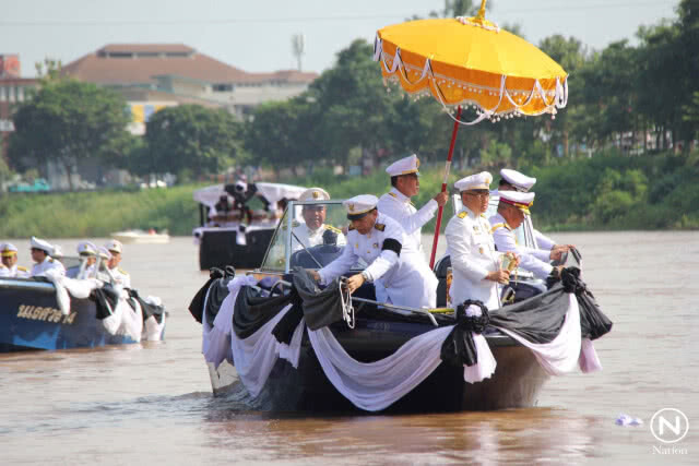พิษณุโลก-ประกอบพิธีลอยเถ้าดอกไม้จันทน์ในแม่น้ำน่านหน้าวัดใหญ่
