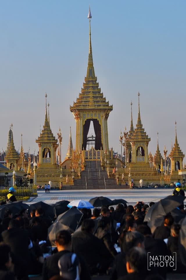 ฟ้าสางที่สนามหลวง