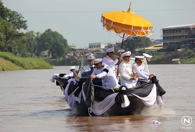 พิษณุโลก-ประกอบพิธีลอยเถ้าดอกไม้จันทน์ในแม่น้ำน่านหน้าวัดใหญ่