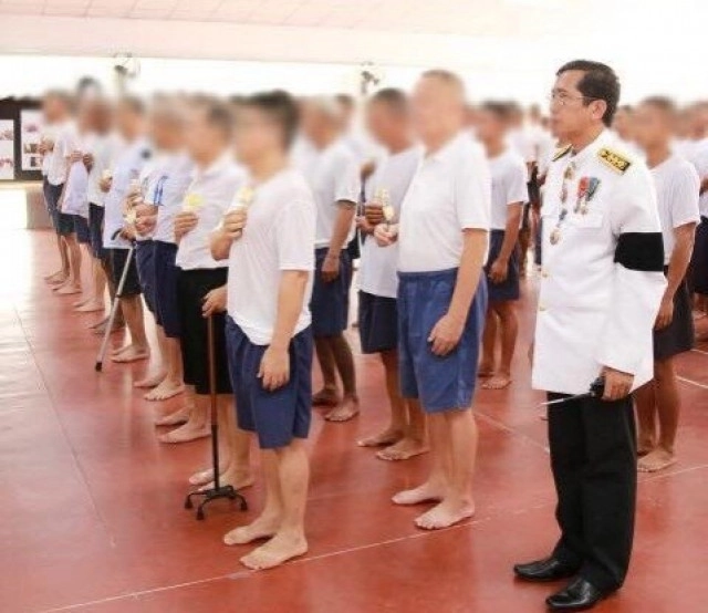 ราชทัณฑ์เปิดให้นักโทษร่วมวางดอกไม้จันทน์