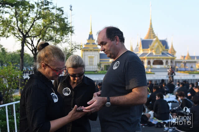 ฟ้าสางที่สนามหลวง