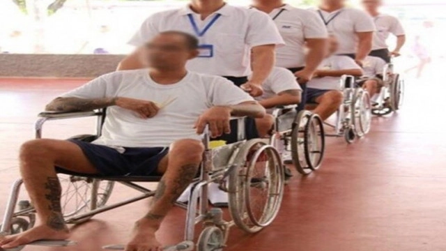 ราชทัณฑ์เปิดให้นักโทษร่วมวางดอกไม้จันทน์