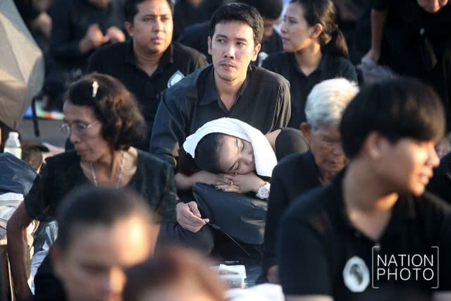 พสกนิกรยังคงปักหลักรอชมพระราชพิธีเก็บพระอัฐิและริ้วขบวนพระบรมราชอิสริยยศที่ 4