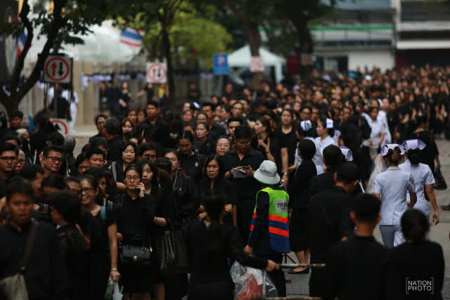 แง่คิดจาก "เอนก เหล่าธรรมทัศน์"
คุณภาพคนไทย จากงานพระบรมศพ