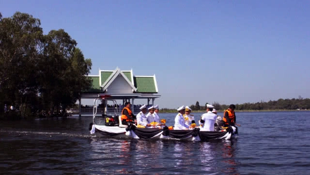 ชาวสระแก้วร่วมพิธีวางดอกไม้จันทน์เกือบ 1.68 แสนคน ดำเนินการลอยอังคารทั่วจังหวัด