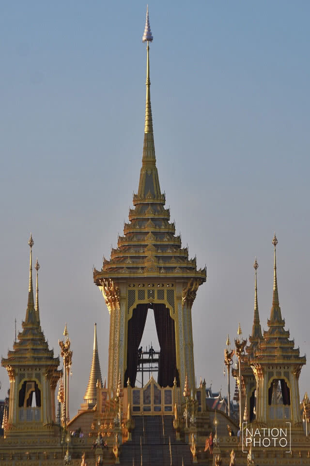 ฟ้าสางที่สนามหลวง