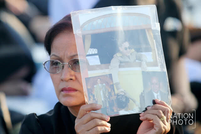 พสกนิกรยังคงปักหลักรอชมพระราชพิธีเก็บพระอัฐิและริ้วขบวนพระบรมราชอิสริยยศที่ 4