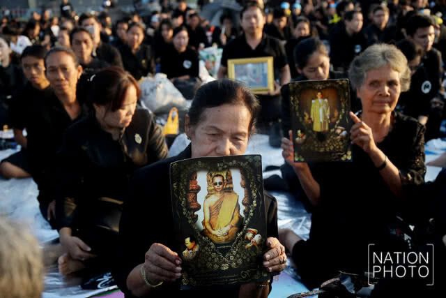 พสกนิกรยังคงปักหลักรอชมพระราชพิธีเก็บพระอัฐิและริ้วขบวนพระบรมราชอิสริยยศที่ 4