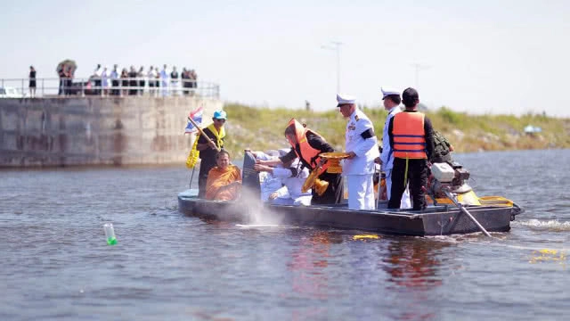 ชาวสระแก้วร่วมพิธีวางดอกไม้จันทน์เกือบ 1.68 แสนคน ดำเนินการลอยอังคารทั่วจังหวัด