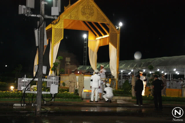 พะเยา-เผาดอกไม้จันทน์ท่ามกลางสายฝนกระหน่ำ