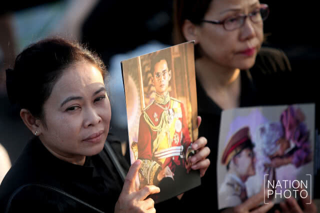 พสกนิกรยังคงปักหลักรอชมพระราชพิธีเก็บพระอัฐิและริ้วขบวนพระบรมราชอิสริยยศที่ 4