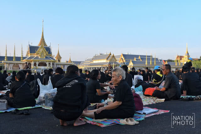 ฟ้าสางที่สนามหลวง