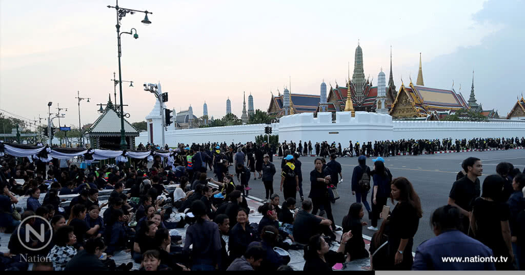 ประชาชนเฝ้ารอรับเสด็จ สมเด็จพระเจ้าอยู่หัว ทรงบำเพ็ญพระราชกุศลพระบรมอัฐิ รัชกาลที่ 9 ประชาชนเฝ้ารอรับเสด็จ สมเด็จพระเจ้าอยู่หัว ทรงบำเพ็ญพระราชกุศลพระบรมอัฐิ รัชกาลที่ 9