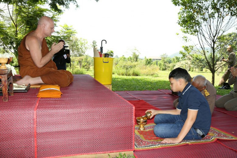 พระเจ้าหลานเธอ พระองค์เจ้าทีปังกรรัศมีโชติ ทรงบำเพ็ญพระกุศล สถานปฏิบัติธรรมบ้านไร่ทอสี