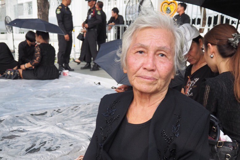 ประชาชนยังอยู่เต็มสนามหลวง