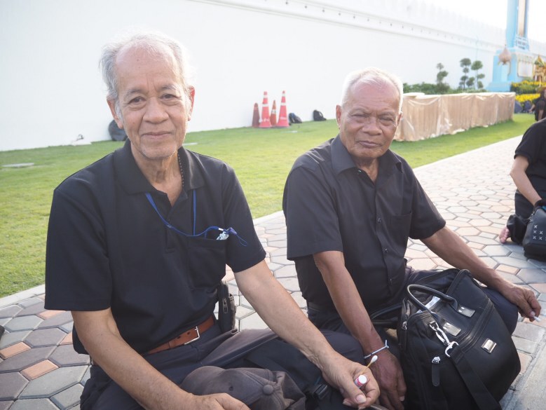 ประชาชนยังอยู่เต็มสนามหลวง