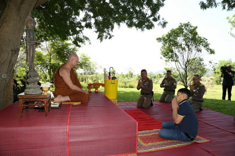 พระเจ้าหลานเธอ พระองค์เจ้าทีปังกรรัศมีโชติ ทรงบำเพ็ญพระกุศล สถานปฏิบัติธรรมบ้านไร่ทอสี