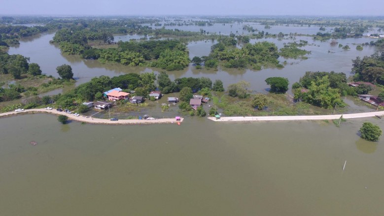 น้ำท่วม "บางระกำ" กัดเซาะถนนขาด เดือดร้อน 100 ครัวเรือน