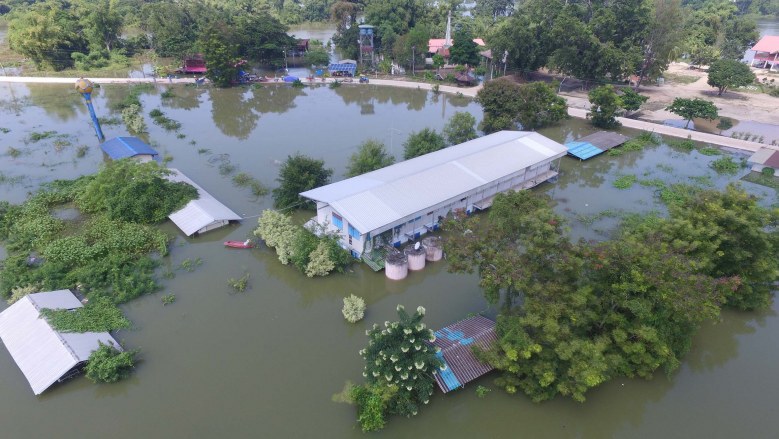 น้ำท่วม "บางระกำ" กัดเซาะถนนขาด เดือดร้อน 100 ครัวเรือน