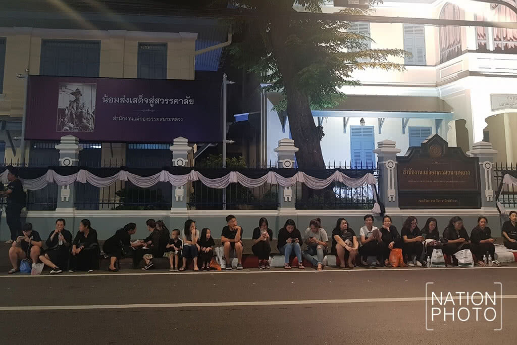ประชาชนจับจองที่ หน้าวัดบวรฯ ชมริ้วขบวนพระบรมราชอิสริยยศ ริ้วขบวนที่ 6 ประชาชนจับจองที่ หน้าวัดบวรฯ ชมริ้วขบวนพระบรมราชอิสริยยศ ริ้วขบวนที่ 6