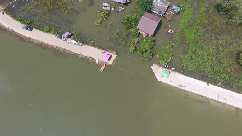 น้ำท่วม "บางระกำ" กัดเซาะถนนขาด เดือดร้อน 100 ครัวเรือน