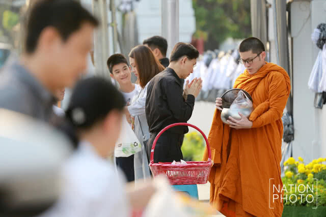 พุทธศาสนิกชนทำบุญอุทิศถวายเป็นพระราชกุศลแด่ ในหลวงร.9