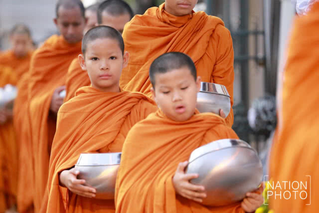 พุทธศาสนิกชนทำบุญอุทิศถวายเป็นพระราชกุศลแด่ ในหลวงร.9
