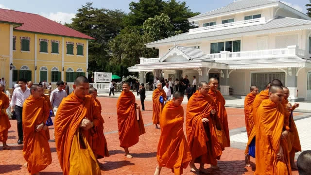 ผู้บริหารวิภาวดีพาเลซ
ทำบุญถวายภัตตาหารเพลคณะพระภิกษุสงฆ์ บรรพชาถวายในหลวง ร.๙