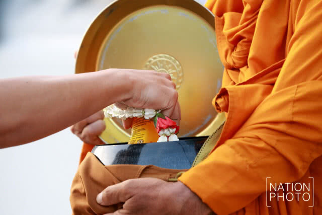 พุทธศาสนิกชนทำบุญอุทิศถวายเป็นพระราชกุศลแด่ ในหลวงร.9