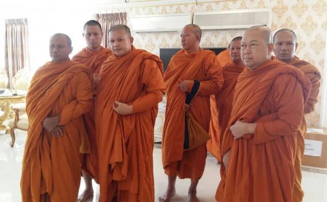 ผู้บริหารวิภาวดีพาเลซ
ทำบุญถวายภัตตาหารเพลคณะพระภิกษุสงฆ์ บรรพชาถวายในหลวง ร.๙