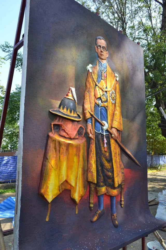 ศิลปิน พิษณุโลก นำประติมากรรมปูนปั้นนูนต่ำในหลวงร.9ไปตั้งที่วัด-พิพิธภัณฑ์