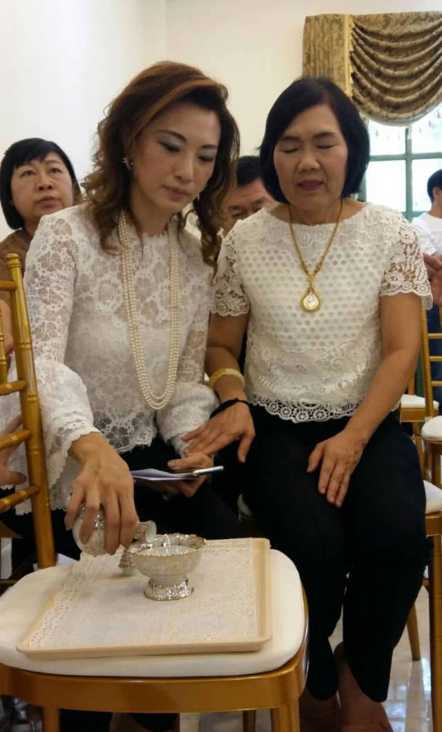 ผู้บริหารวิภาวดีพาเลซ
ทำบุญถวายภัตตาหารเพลคณะพระภิกษุสงฆ์ บรรพชาถวายในหลวง ร.๙