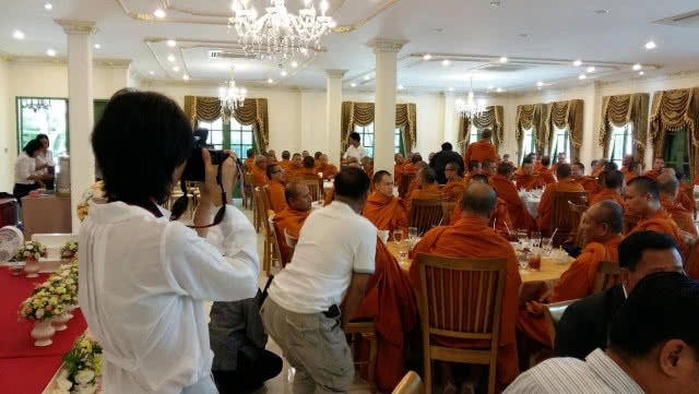 ผู้บริหารวิภาวดีพาเลซ
ทำบุญถวายภัตตาหารเพลคณะพระภิกษุสงฆ์ บรรพชาถวายในหลวง ร.๙