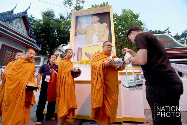 พุทธศาสนิกชนทำบุญอุทิศถวายเป็นพระราชกุศลแด่ ในหลวงร.9