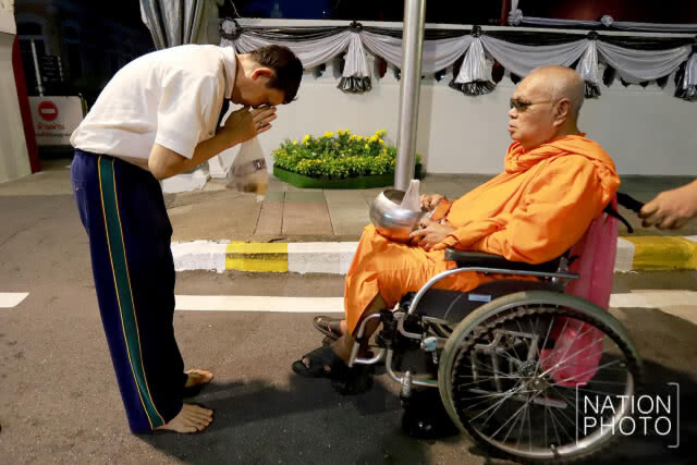 พุทธศาสนิกชนทำบุญอุทิศถวายเป็นพระราชกุศลแด่ ในหลวงร.9
