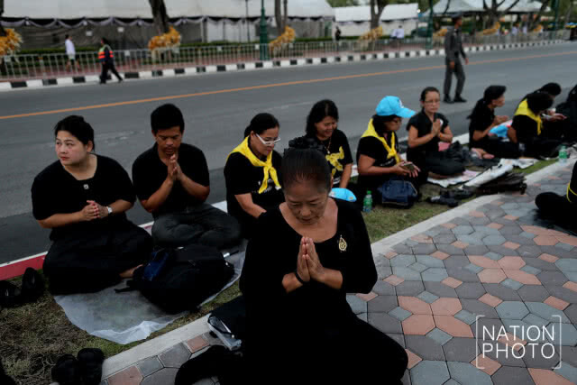 ประชาชนเฝ้ารอรับเสด็จ สมเด็จพระเจ้าอยู่หัว ทรงบำเพ็ญพระราชกุศลพระบรมอัฐิ รัชกาลที่ 9