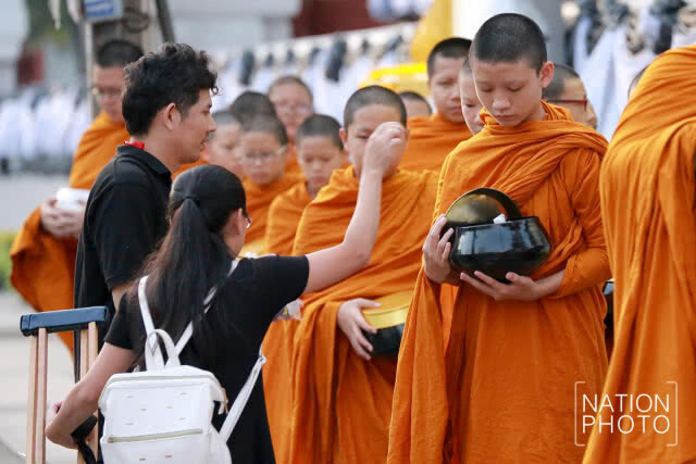 พุทธศาสนิกชนทำบุญอุทิศถวายเป็นพระราชกุศลแด่ ในหลวงร.9