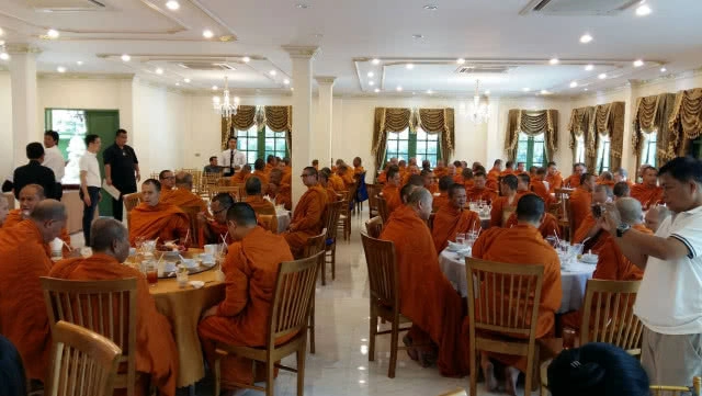 ผู้บริหารวิภาวดีพาเลซ
ทำบุญถวายภัตตาหารเพลคณะพระภิกษุสงฆ์ บรรพชาถวายในหลวง ร.๙