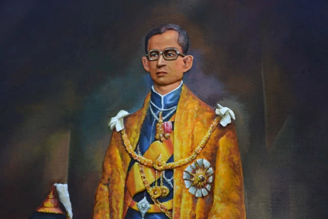 ศิลปิน พิษณุโลก นำประติมากรรมปูนปั้นนูนต่ำในหลวงร.9ไปตั้งที่วัด-พิพิธภัณฑ์