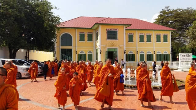 ผู้บริหารวิภาวดีพาเลซ
ทำบุญถวายภัตตาหารเพลคณะพระภิกษุสงฆ์ บรรพชาถวายในหลวง ร.๙