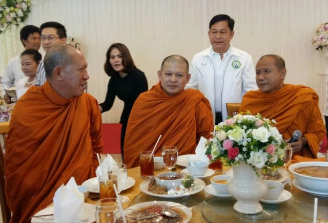 ผู้บริหารวิภาวดีพาเลซ
ทำบุญถวายภัตตาหารเพลคณะพระภิกษุสงฆ์ บรรพชาถวายในหลวง ร.๙