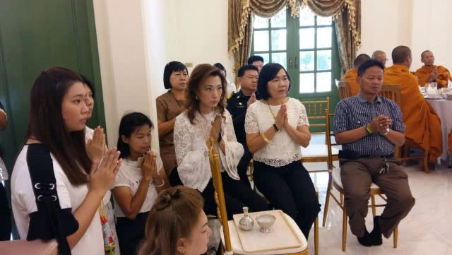 ผู้บริหารวิภาวดีพาเลซ
ทำบุญถวายภัตตาหารเพลคณะพระภิกษุสงฆ์ บรรพชาถวายในหลวง ร.๙